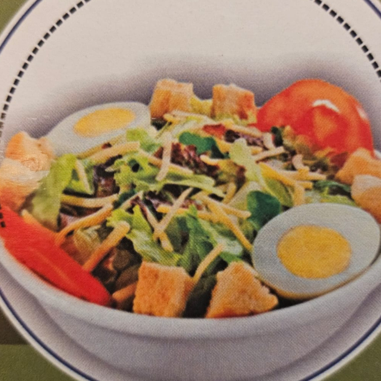 Mix de folhas com cubos de frango ou alcatra grelhados. Acompanha tomate, ovos cozidos,laranja, croutons e molho caesar