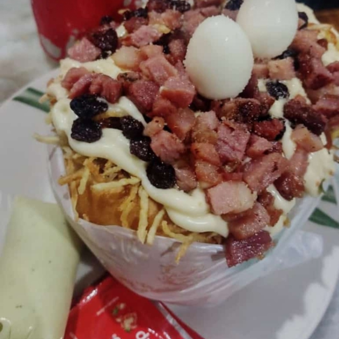 Pão, 2 Carnes, 2 ovos, presunto, mussarela, salada, bacon, batata, palha, passas, 2 ovos de codorna, molhos e queijo ralado