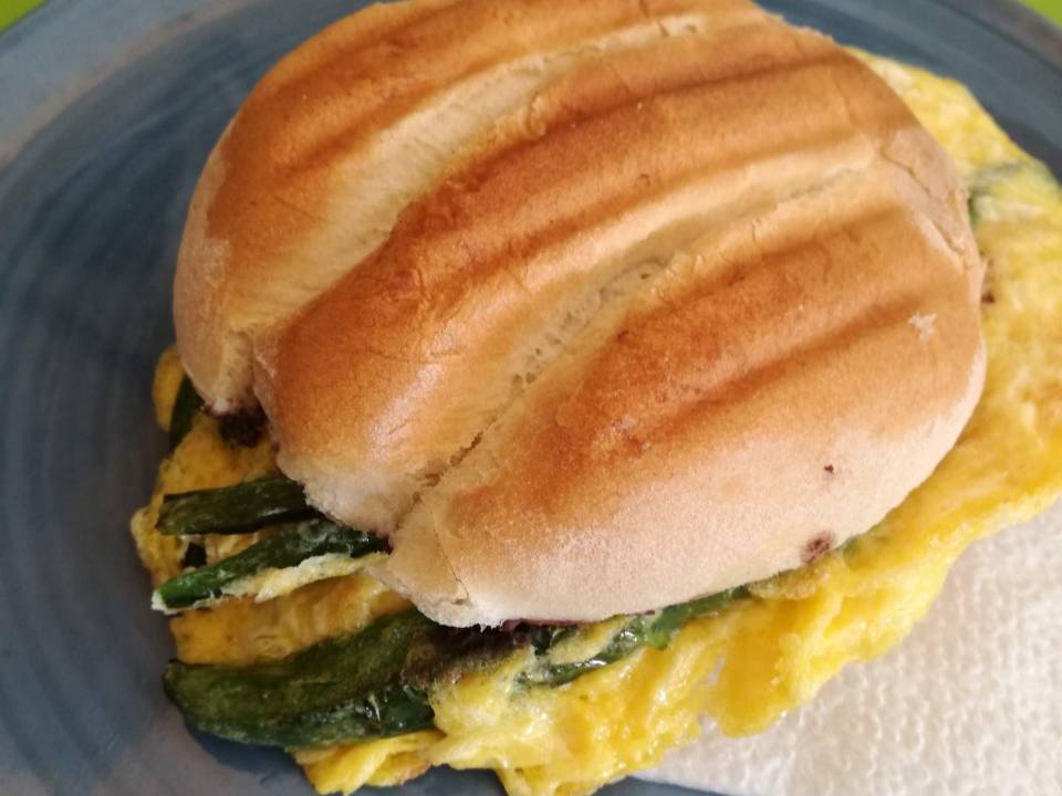 Torta Telera de Rajas con Huevo