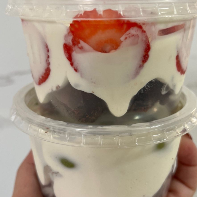 Brownie ,morangos e mousse de ninho