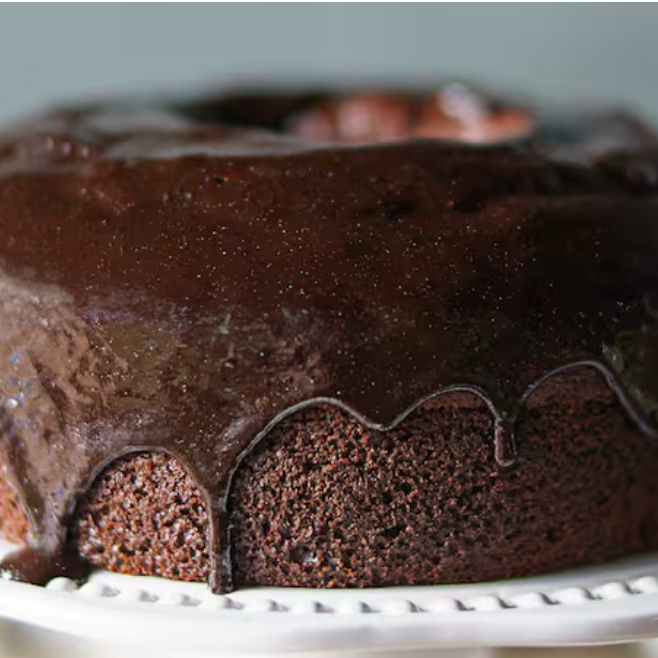 Massa tradicionalmente saborosa, coberto com calda de chocolate.
Serve 16 fatias.