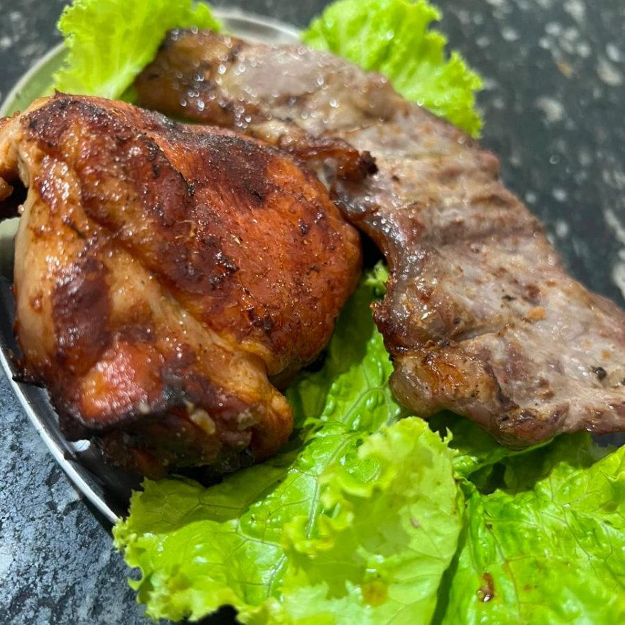 1 coxa de frango e 1 filé especial. Acompanhamentos: feijão tropeiro, arroz branco, macarrão, salada mista (2 opções). Serve 1 pessoa.