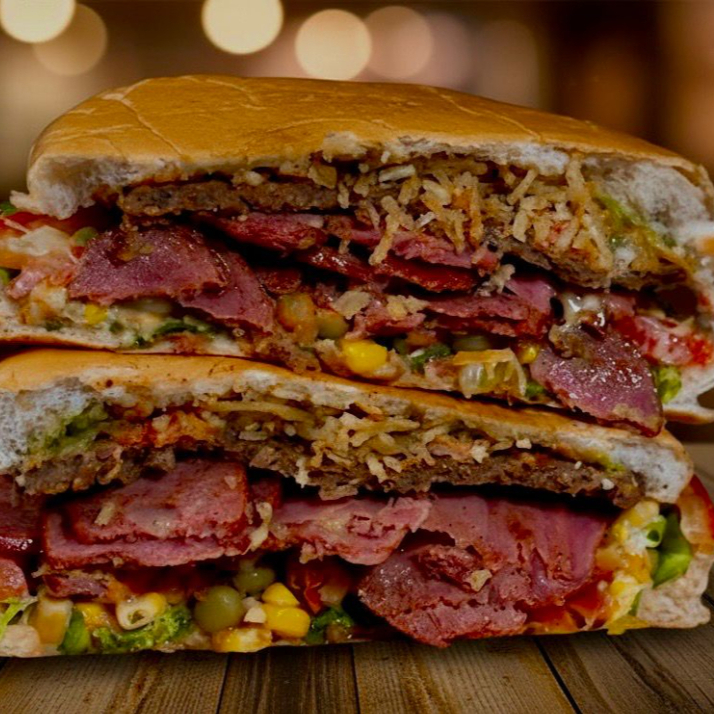 Pão, Salsicha ou Linguiça, Tomate, Cebola, , Milho, Evilha, Azeitona, Ketchup, Maionese de alho, Cheddar, Catupiry e passas , molhos