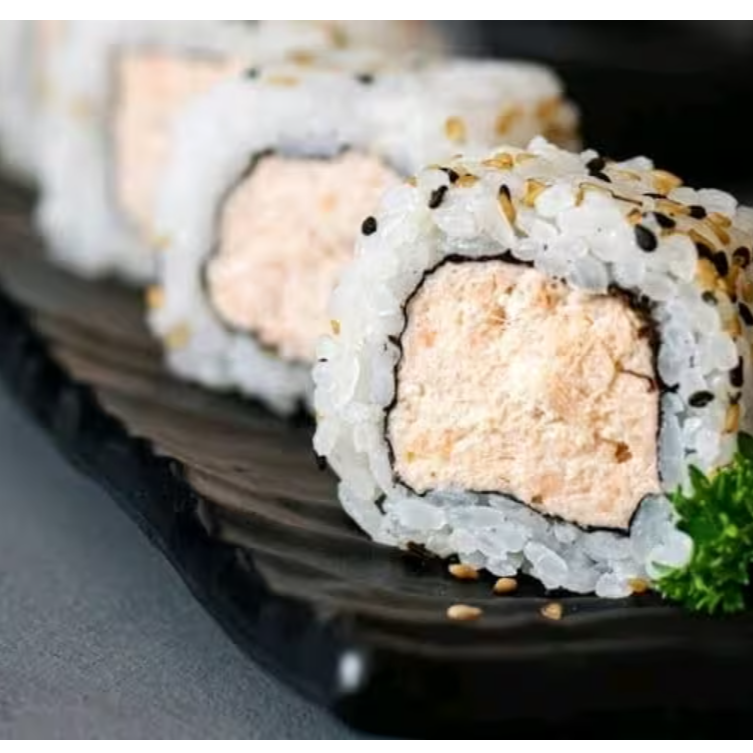 Descubra o sabor irresistível de nosso uramaki de salmão grelhado! Acompanha 2 tare, 2 molhos shoyu e 1 hashi