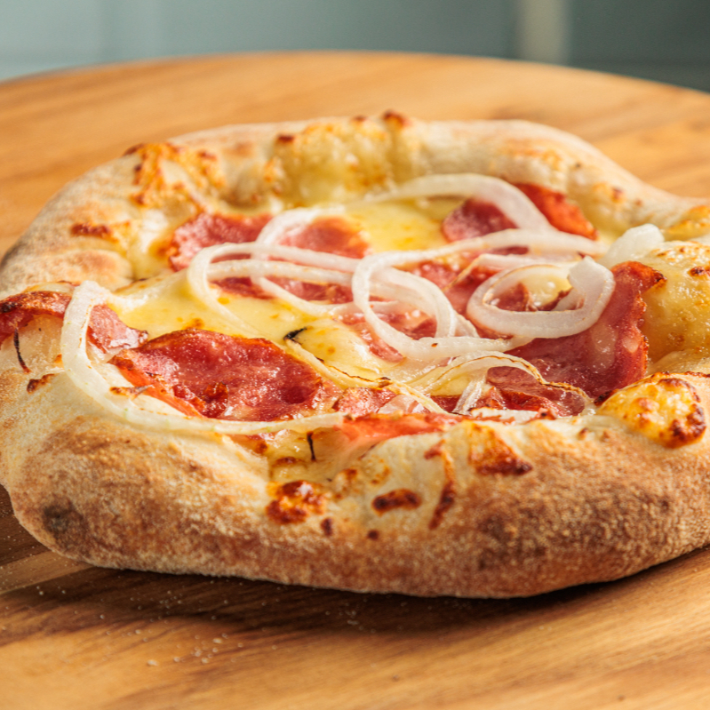 Esfiha de Calabresa
Massa macia e assada no ponto certo, recheada com calabresa fatiada.
Simples, saborosa e feita com o cuidado da Farini.