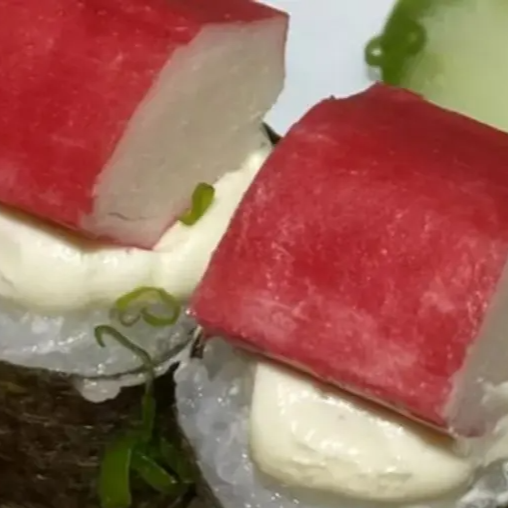 Arroz e nori com cream cheese e kani.