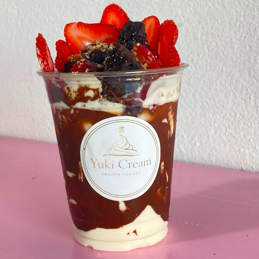 FRESAS CON CREMA Y BROWNIE