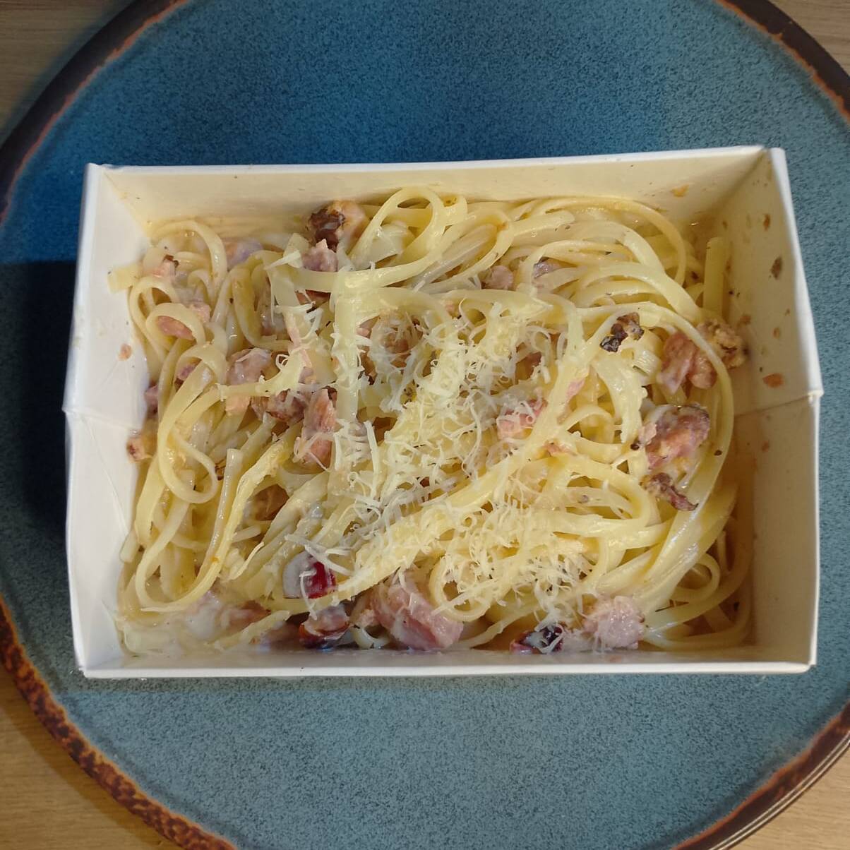 Massa Linguine envolvida em creme de natas aveludado, com bacon crocante e finalizado com queijo parmesão.
Uma combinação clássica e cheia de sabor.