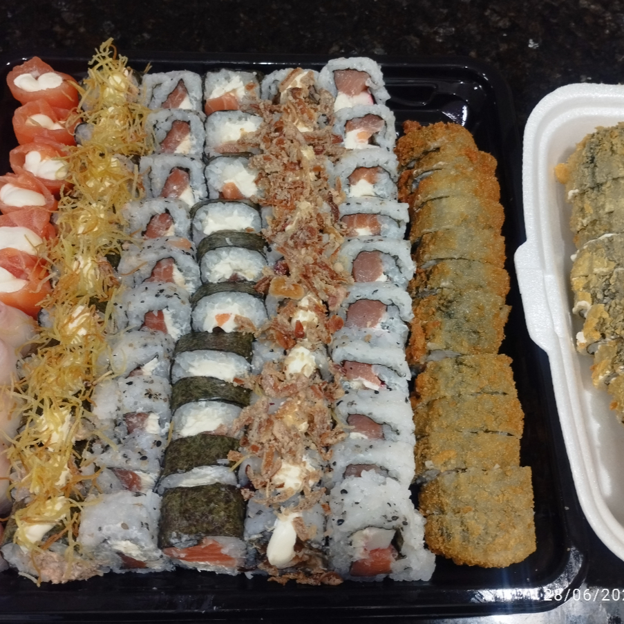 40 peças ( 20 sushi variado , 10 sashimis variados , 5 hot e 5 gunkans) sushi burguer ( base de arroz com recheio de pate de salmão e creem chees , cebolinha , cebola roxa em concerva , crisp de cebola e o tempero do chef)