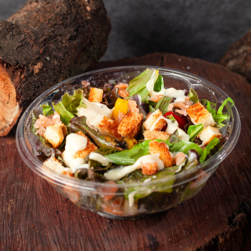 200g de salada fumeiro (Salmão, alface americana, queijo de búfala, tomate cereja, cenoura, croutons, palmito e molho)