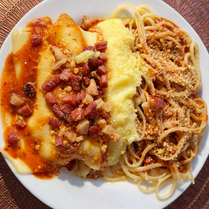 Aquela deliciosa parmegiana tradicional com bacon em pedaços uma combinação perfeito . A nossa é muito saborosa.