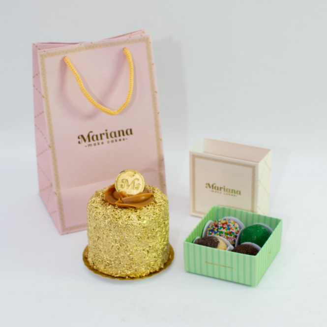 Kit acompanha mini cake 8cm (serve uma pessoa) recheio doce de leite, caixa com 4 docinhos sabores variados e sacola para presente.