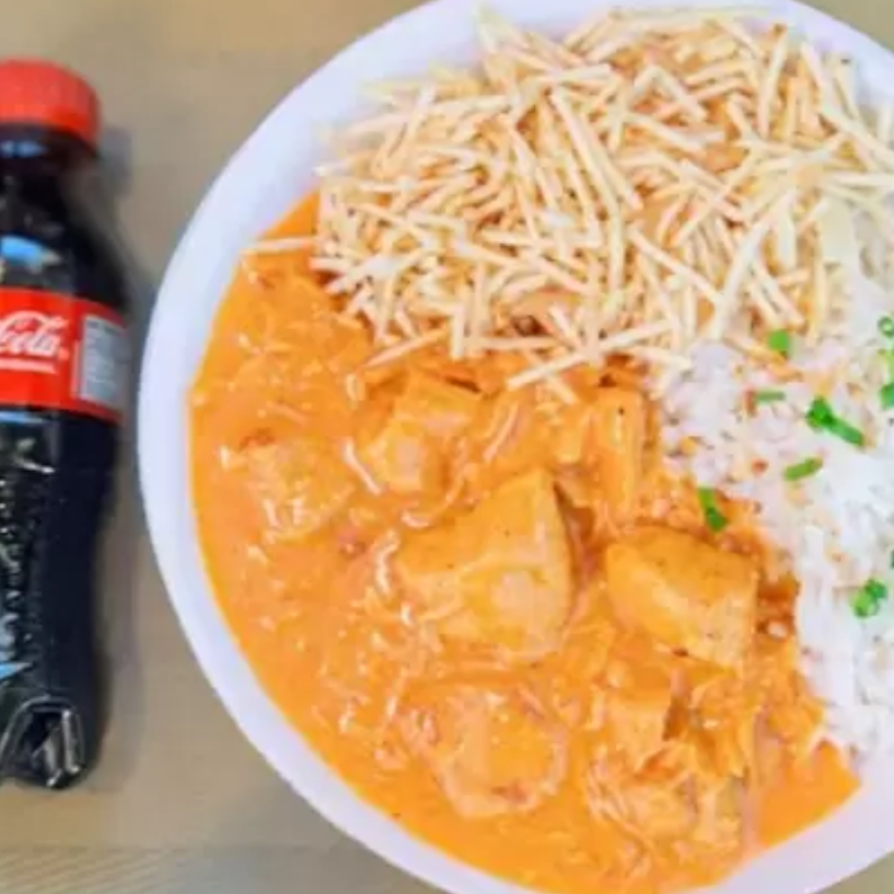 Marmita com delicioso filé de frango ao molho estrogonote acompanhado de arroz branco e batata palha crocante . Acompanha refrigerante pet Coca Cola bem gelado. Marmita indicada para 01 pessoa.