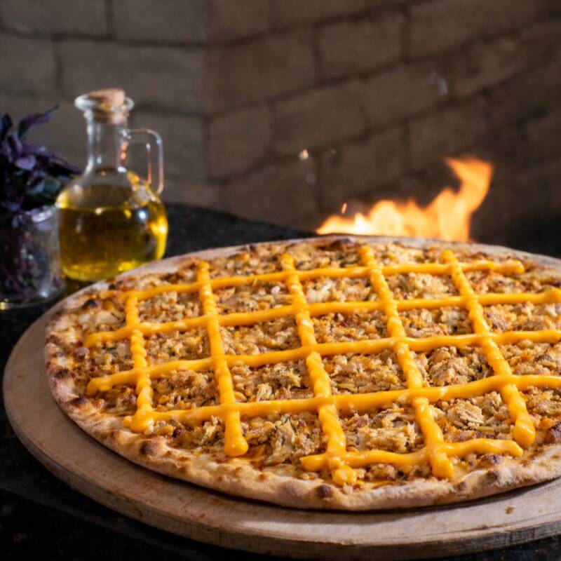 Massa Fina de longa fermentação, Mozzarella, molho da casa, frango e cheddar