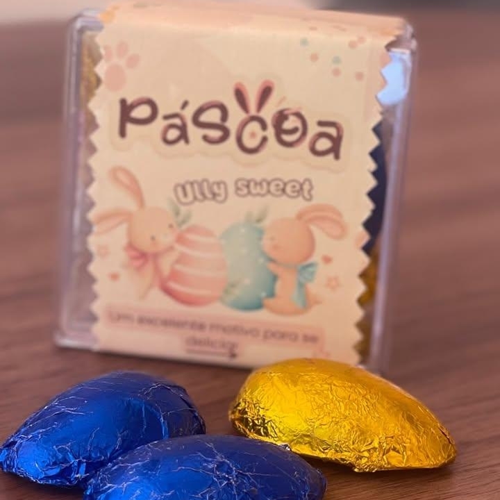 Caixinha acrílica contendo sete ovinhos de chocolate sortido, todos gravejado. Ideal para presentear ou compartilhar em momentos especiais, cada ovinho traz uma combinação única de sabores.1