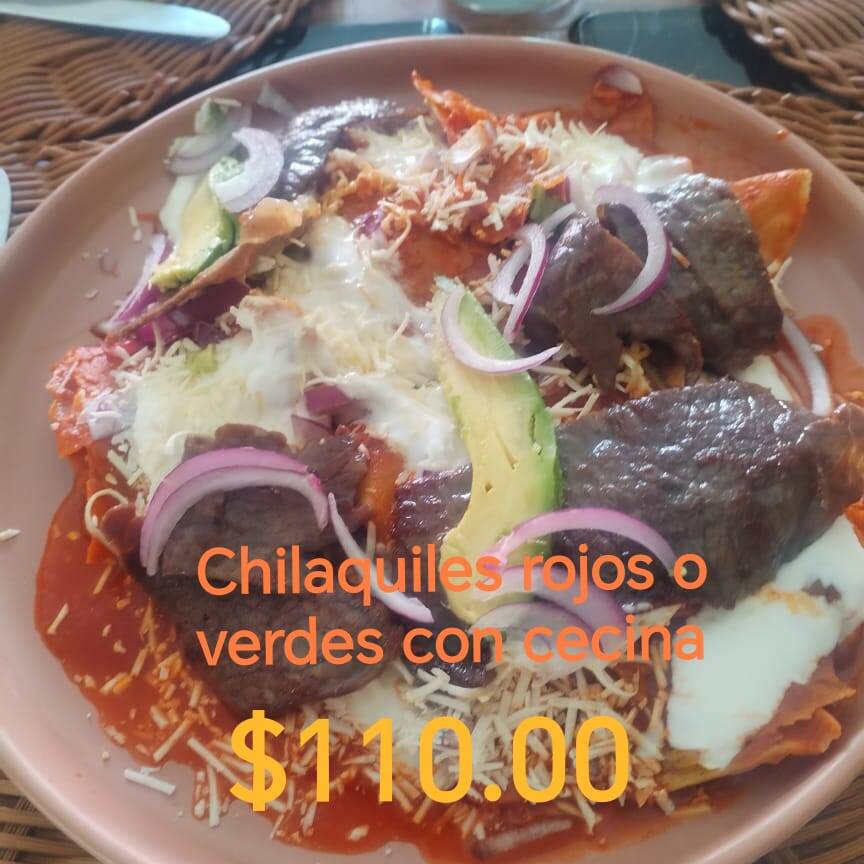 Chilaquiles Rojos o Verdes con Cecina