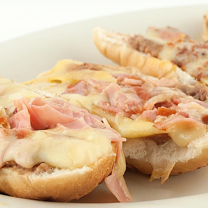 Molletes con Jamón y Tocino