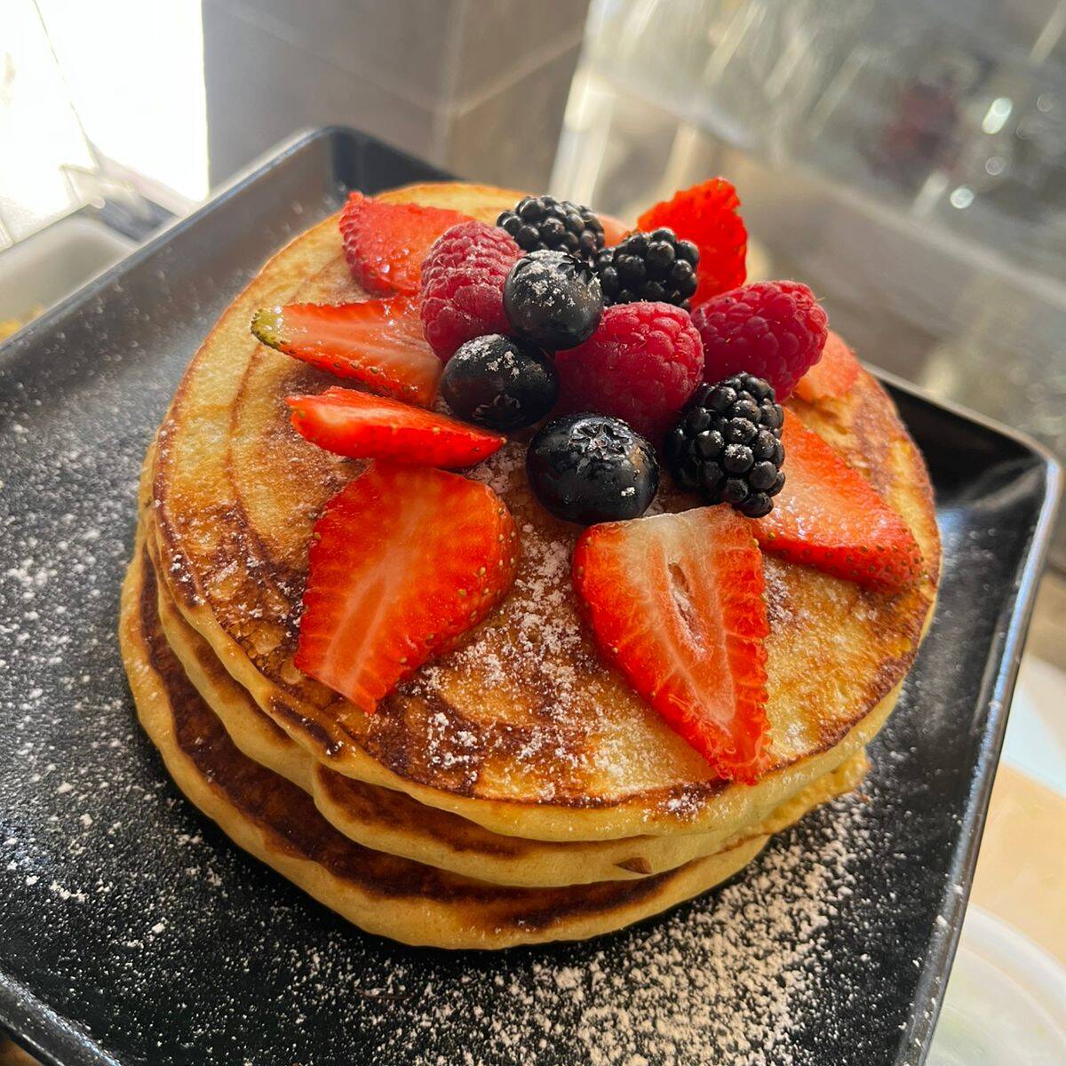Hot Cakes con Tocino o Fruta
