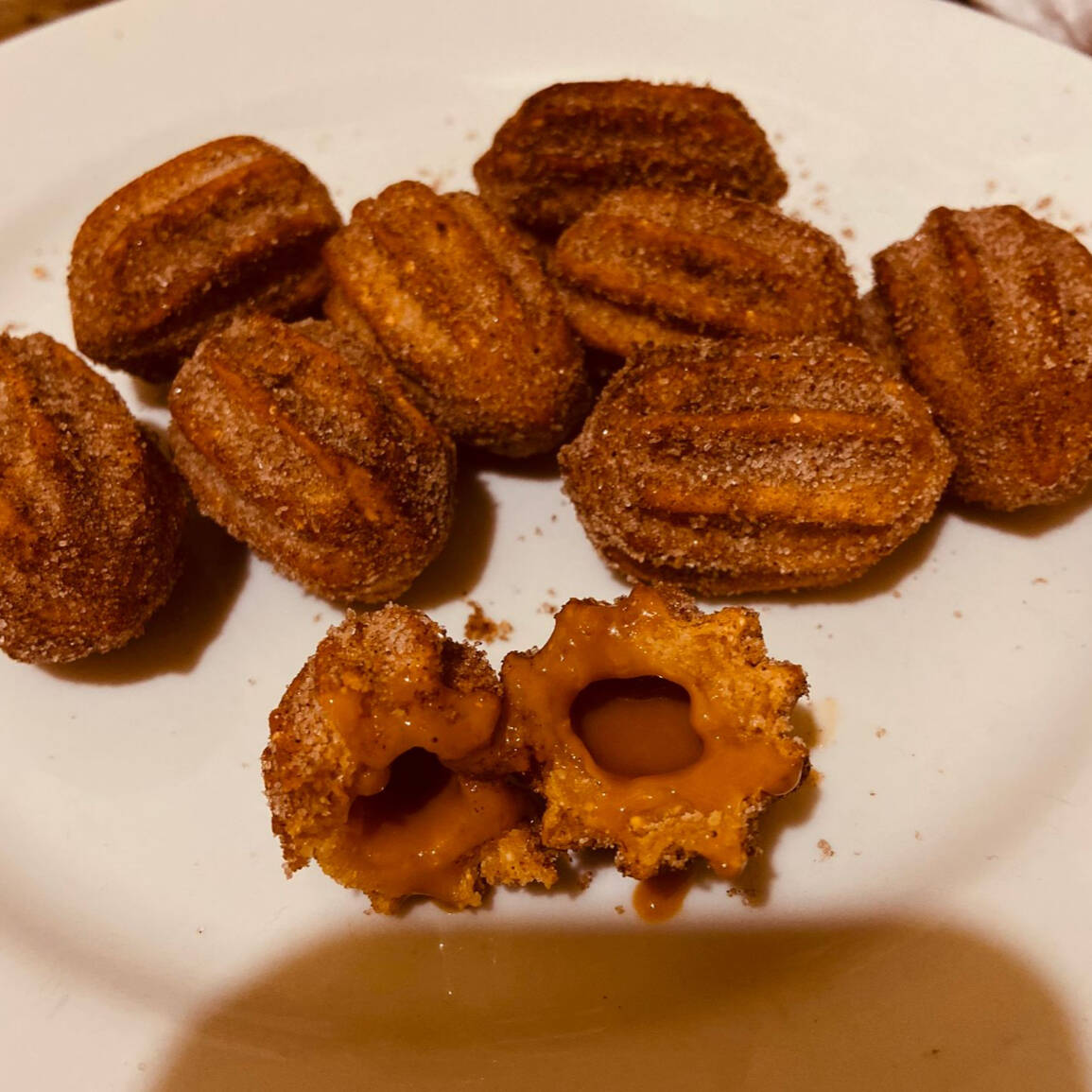 15 mini churros de doce de leite passados no açúcar com canela