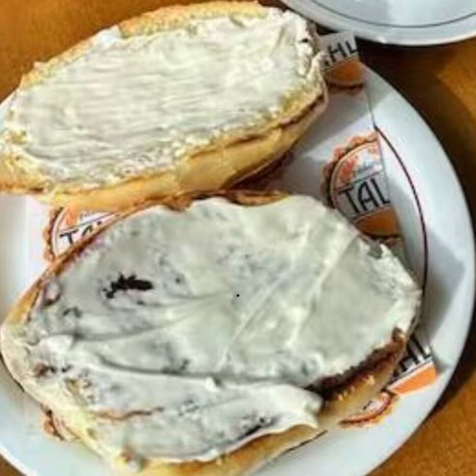 Pão francês fresquinho, com casquinha crocante e miolo macio, recheado com requeijão cremoso e derretido.