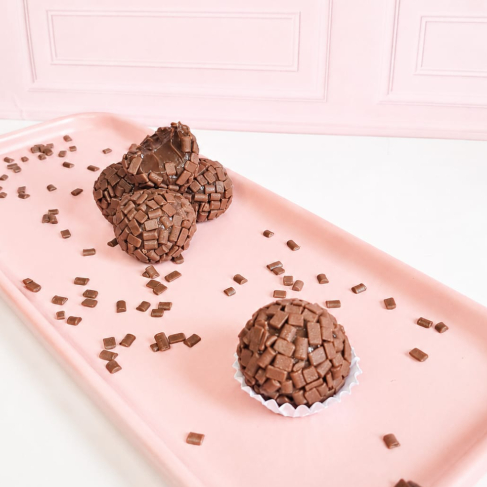 Brigadeiro ao leite aquele docinho tradicional que todos amam, feito com chocolate blend coberto com granulado chocolate ao leite. Peso 25 GR