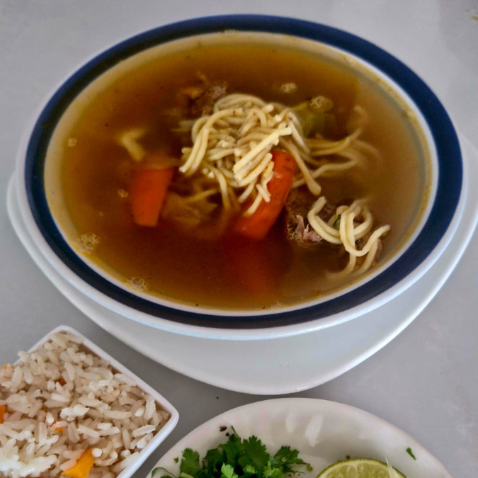 Puchero de Res con Fideos y Verduras