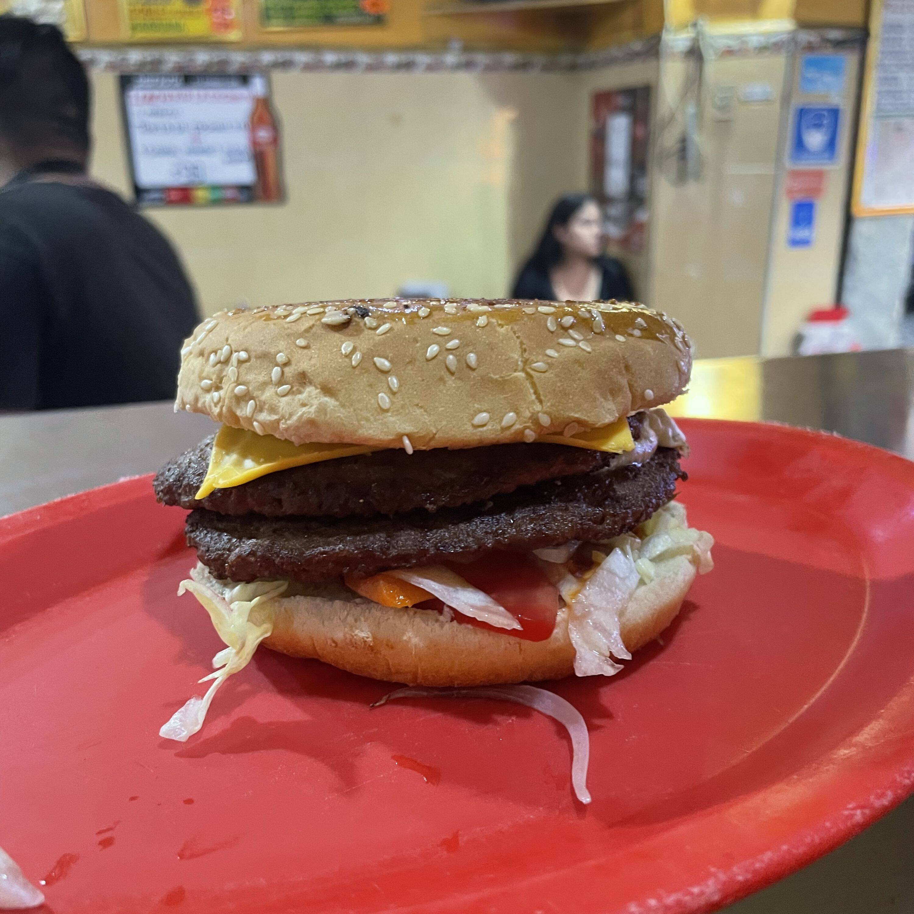 Hamburguesa Doble Carne. Incluye Papas a la France