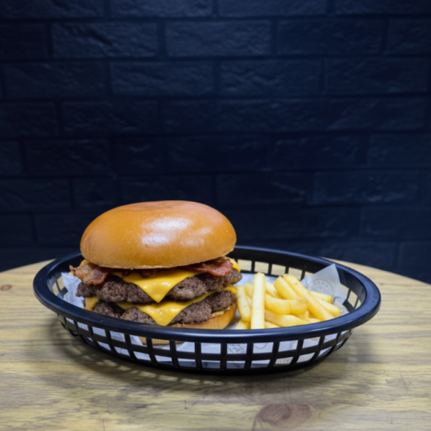 2 Hambúrgueres de 150g, 2 fatias de Queijo, Bacon, Alface e Tomate fresco, Maionese da casa bem temperada no pão de Brioche selado.