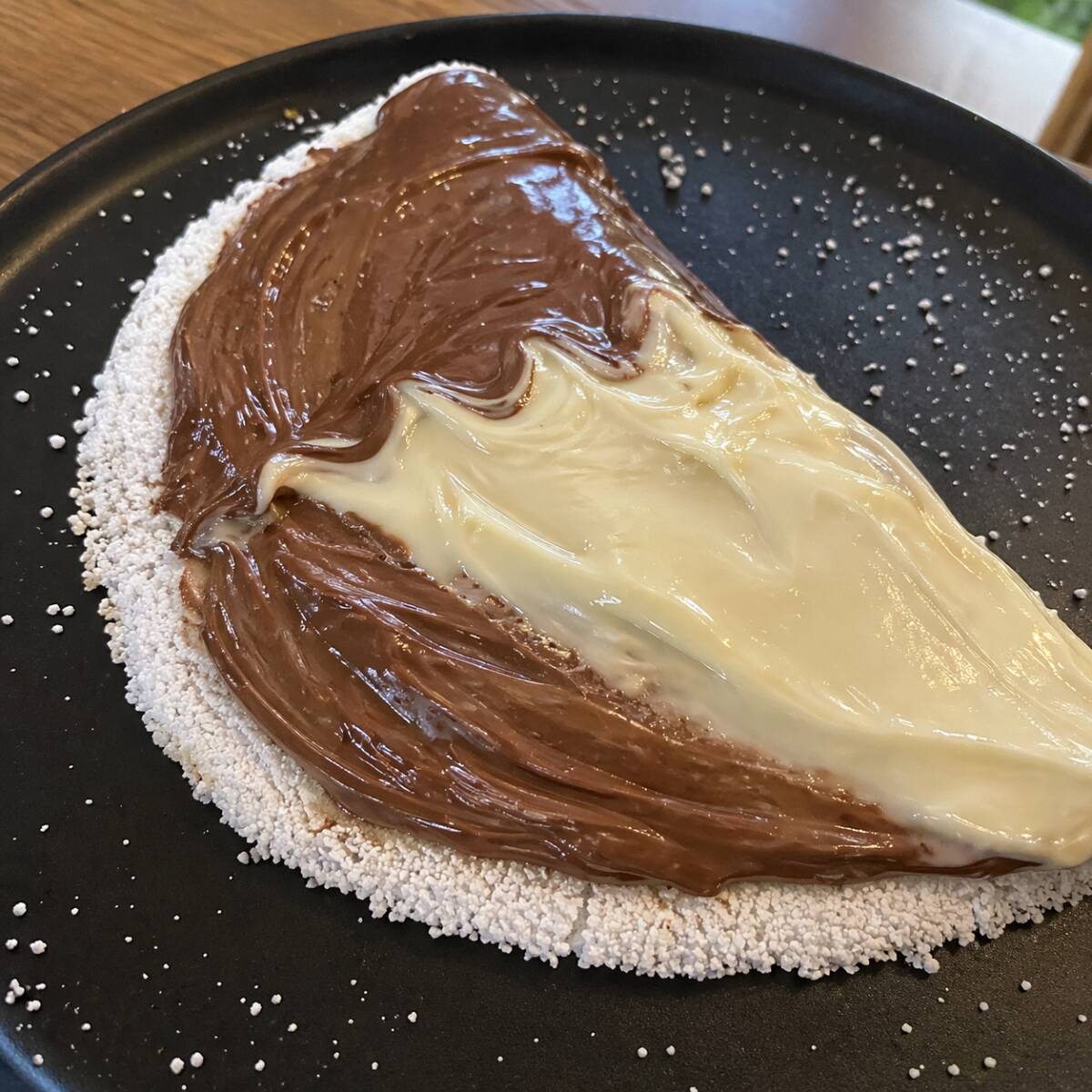 Tapioca 2 Amores Feita Com Massa 100% Artesanal, Recheada Com Chocolate Ao Leite E Chocolate Branco. Cremosa, Doce E Irresistível Para Os Amantes De Chocolate.
