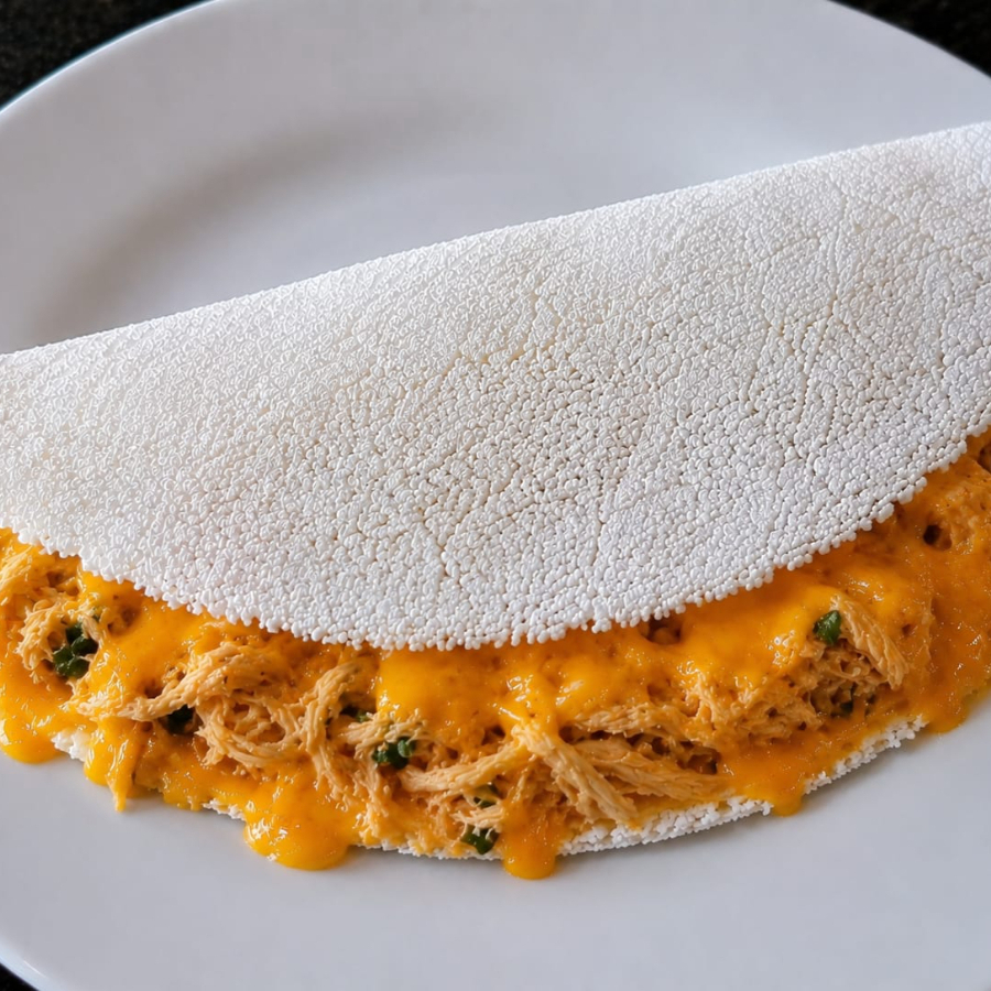 Uma explosão de sabor e cremosidade! Tapioca preparada na hora, recheada com frango desfiado suculento e cheddar cremoso, formando uma combinação irresistível que conquista desde a primeira mordida. Recheio generoso, sabor marcante e muito carinho em cada detalhe.