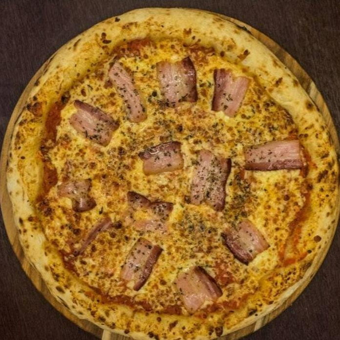 🍕 Massa artesanal com nosso molho de tomate caseiro, mussarela e bacon. 😋