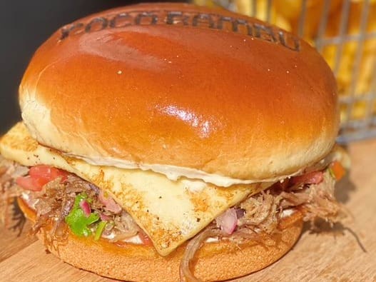 Sanduíche de carne de sol desfiada e refogada na manteiga da terra e coentro, com queijo coalho, vinagrete especial