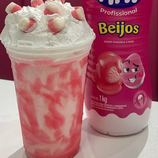 O sabor do amor em forma de milk shake! Feito com sorvete cremoso, leite gelado e pedacinhos das deliciosas balinhas Fini Beijinho, ele traz o equilíbrio perfeito entre o doce do leite condensado e o toque único de coco. Um clássico reinventado para quem ama sabor e diversão em cada gole!