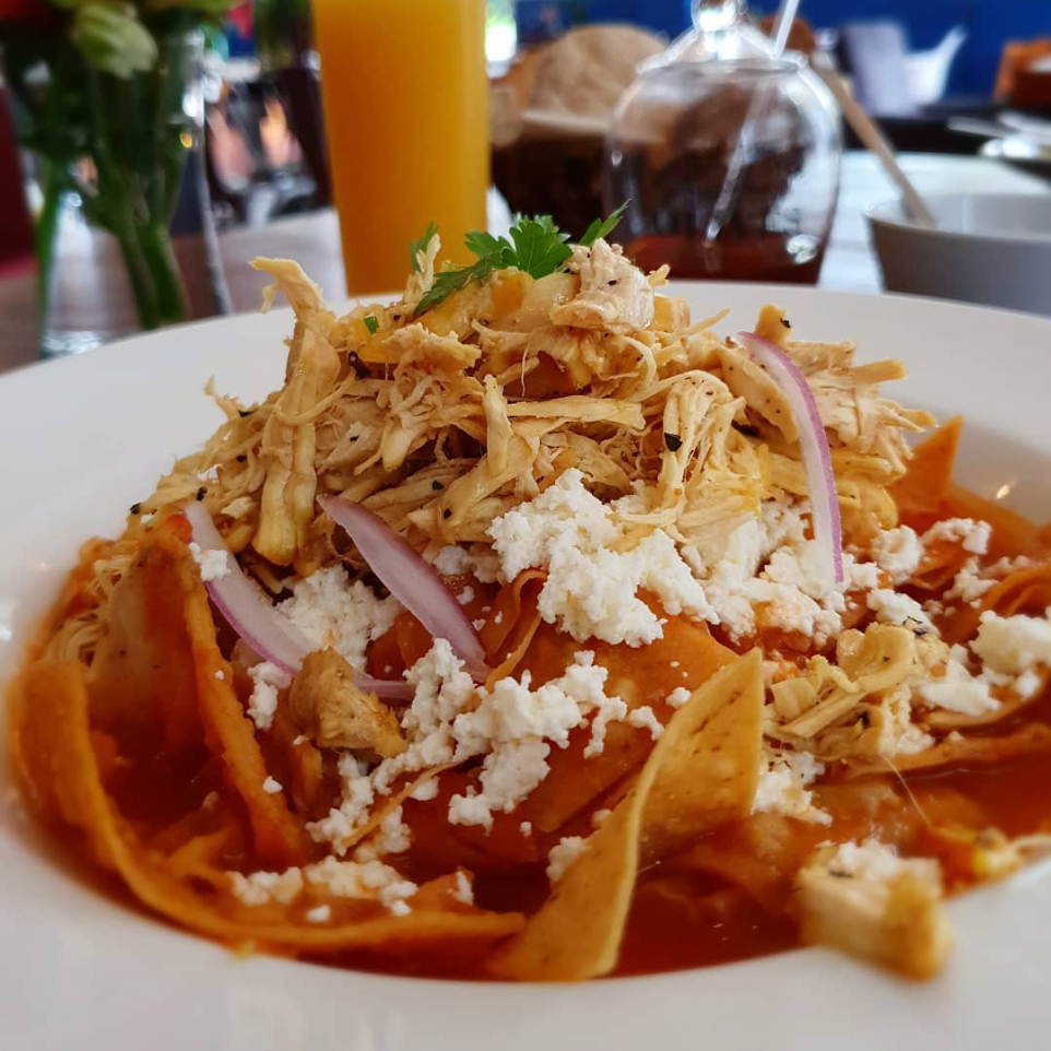 Chilaquiles Con Pollo Desmenuzado