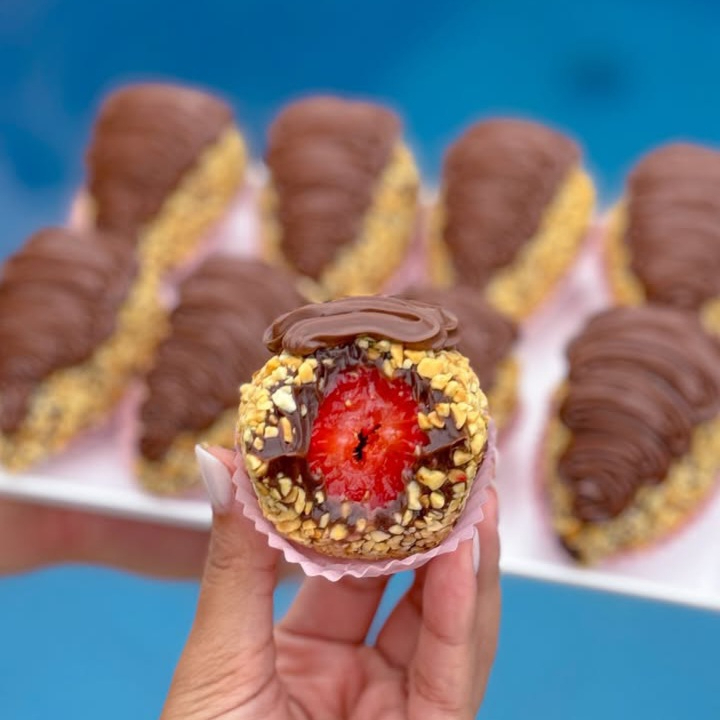 Morango selecionado, envolto em delicioso brigadeiro de chocolate, amendoim triturado e finalizado com nutella original.