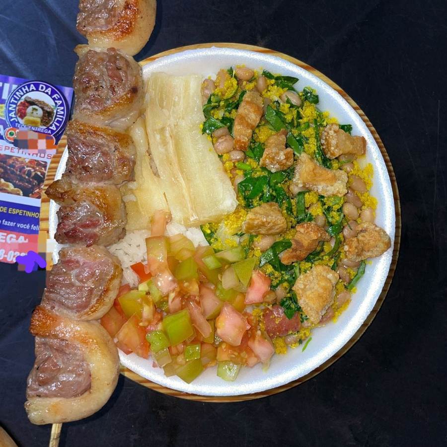 Arroz, Feijão Tropeiro, Mandioca, Vinagrete e um espetinho a escolha.