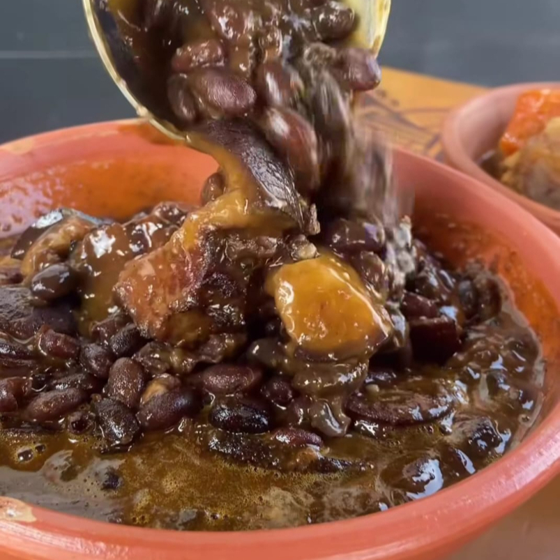 Delicioso feijão preto com bastante patinho, bacon e charque, acompanhado de arroz, farofa e vinagrete.