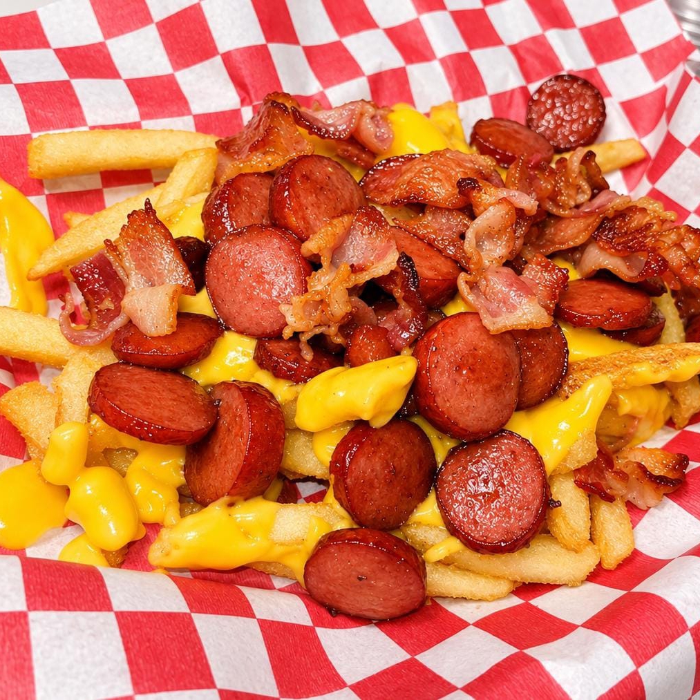 Papas a la Francesa Con Queso Salchicha y Tocino