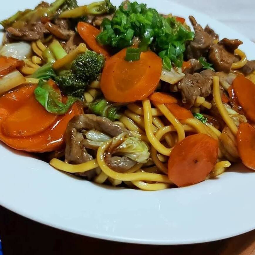 Escolha a porção do delicioso macarrão oriental salteado no wok com acelga ,cenoura e brócolis, carne bovina e frango, finalizado com o molho especial da casa e cebolinha.