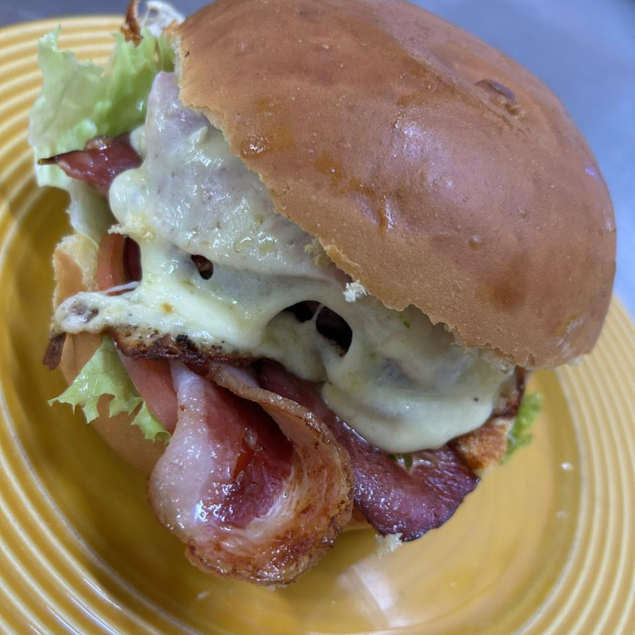 Pão brioche, hamburguer artesanal , bacon, queijo e presunto, tomate, alface e maionese caseira
