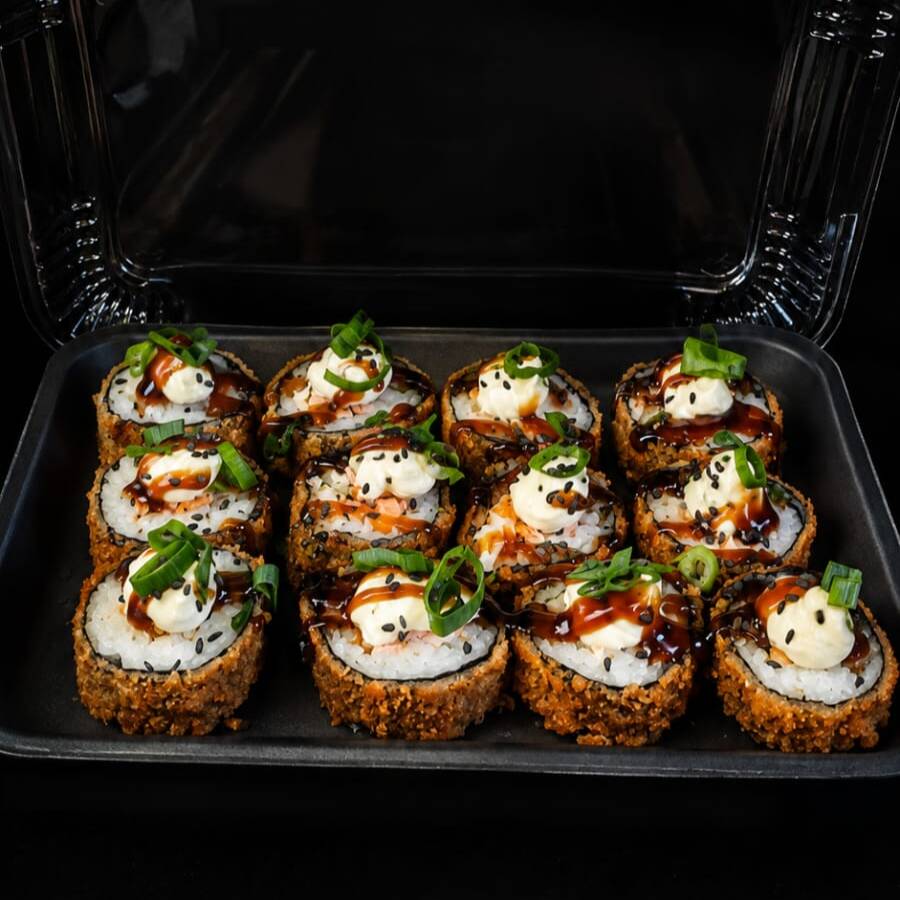 Nosso Hot Holl Primavera é preparado com arroz japonês, recheado com salmão e envolto em alga, empanado e frito, finalizado com Cream Cheese, Tarê e Cebolinha.