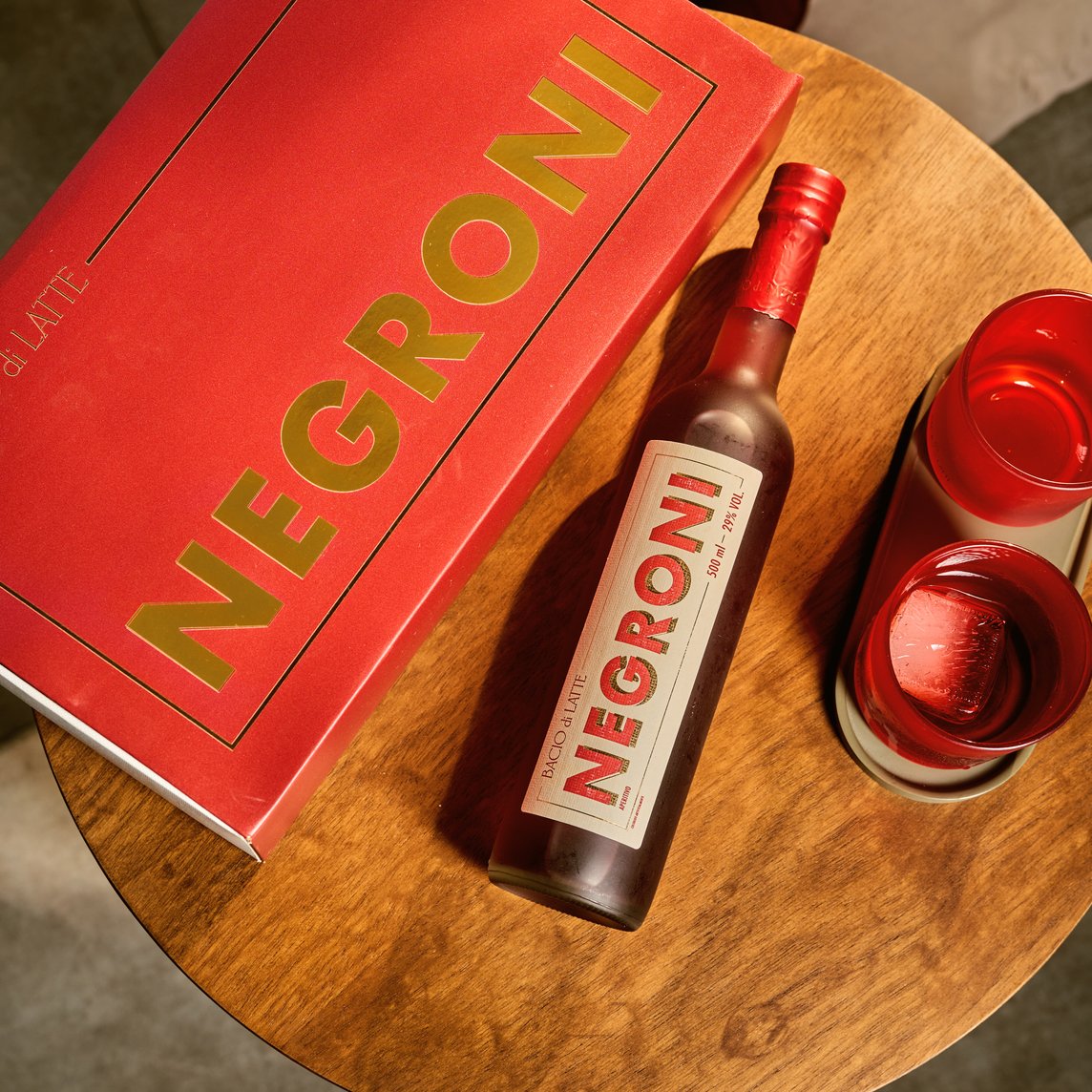 Kit presente, Garrafa de Negroni mais 2 copos. Contém 500 ml.