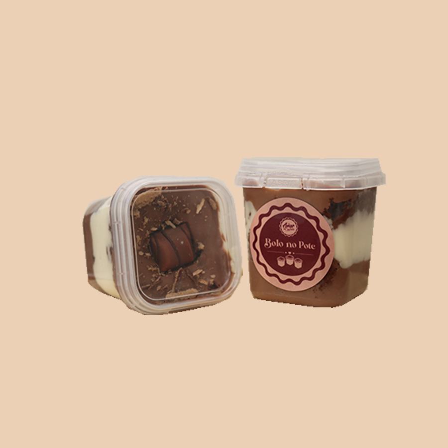 Bolinho de cacau intercalado com brigadeiro ao leite, brigadeiro de chocolate branco, pedacinhos de chocolate, cobertura de Nutella decorado com Kinder Bueno.