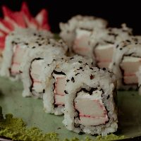 porção com 10 unidades de uramaki de kani com cream cheese