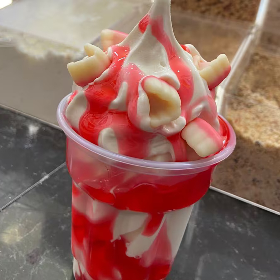 Sorvete divertido com Fini Dentaduras e calda especial.