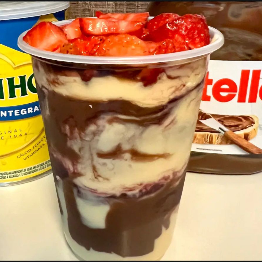 Delicioso açaí Trufado com 3 camadas de Creme de Ninho e Nutella , e vc ainda pode escolher mais 3 complementos tudo incluso !!!