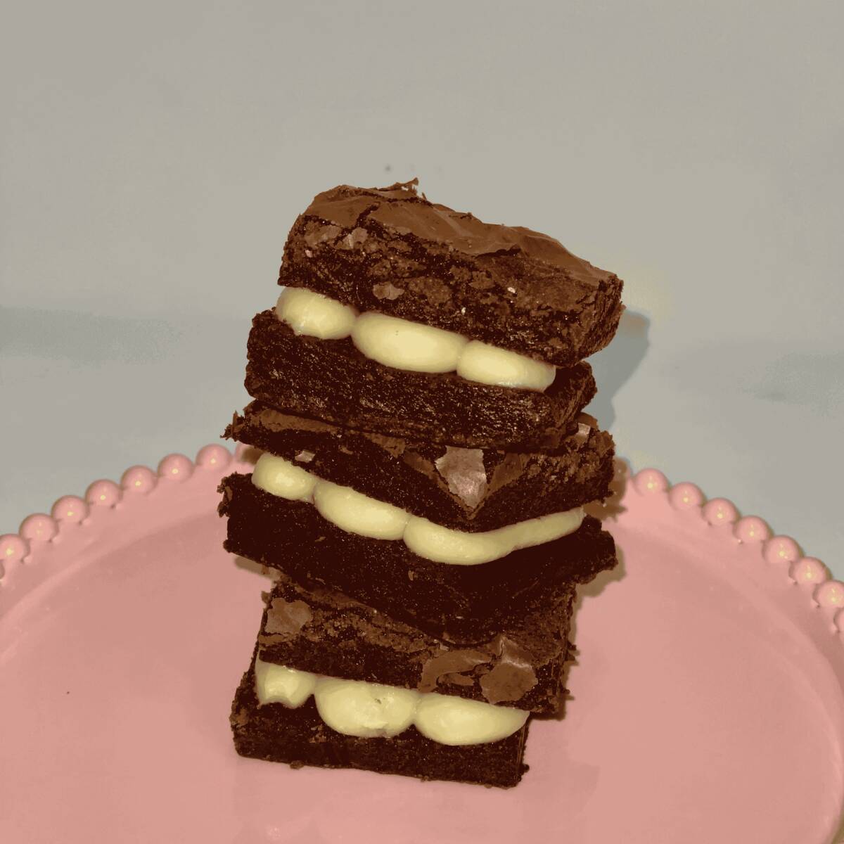 Nossa deliciosa massa de brownie super chocolatuda com gotas de chocolate ao leite, no tamanho 5x5 cm, com muito recheio de Ninho!