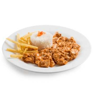 Saboroso e cremoso Strogonoff de frango preparado com ingredientes frescos e servido com arroz branco. Acompanhamento perfeito!