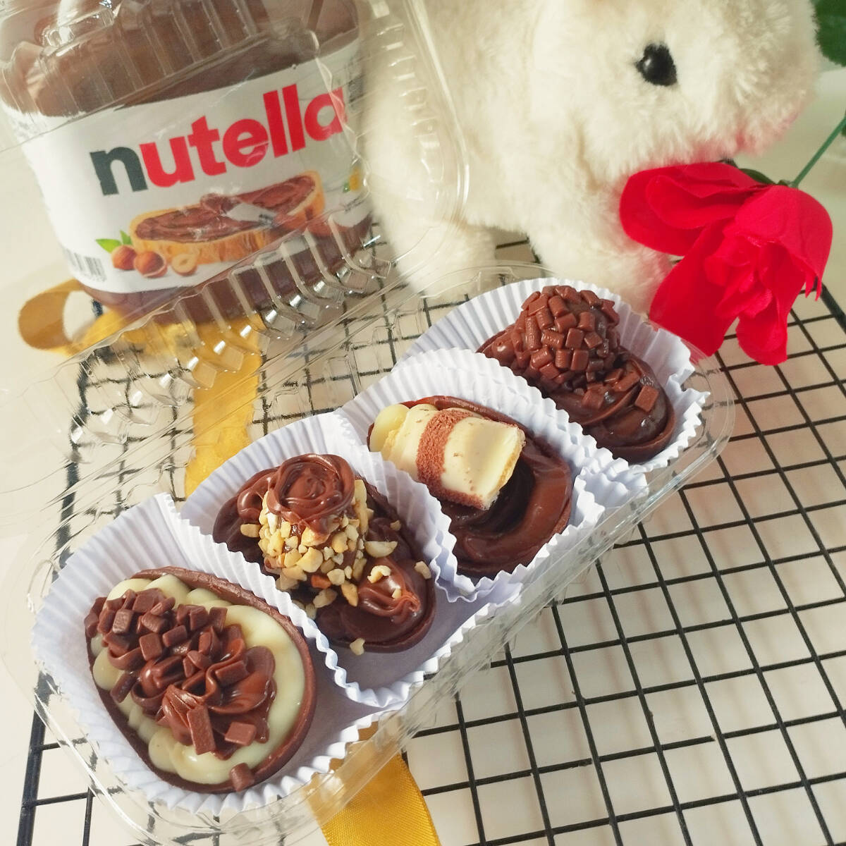 O combo contém 4 Mini Ovos 50g, no sabor de Tipo Ferrero Rocher, Kinder, Ninho com Nutella e Chocotella! Casquinha de chocolate nobre.