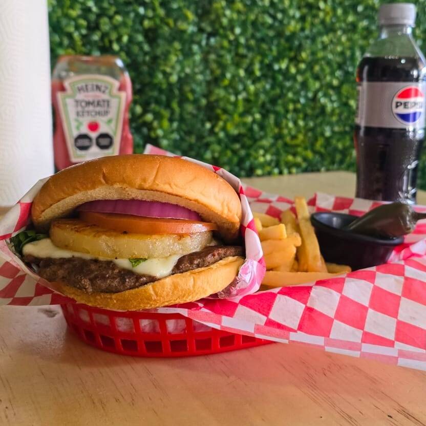 Hamburguesa Hawaiana, Papas o Aros y Bebida